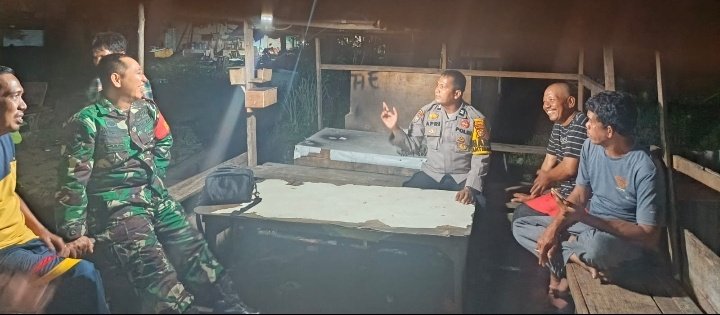 Babinsa Sambangi Pos Ronda, Sinergi TNI-Polri dan Warga Jaga Malam Tetap Kondusif