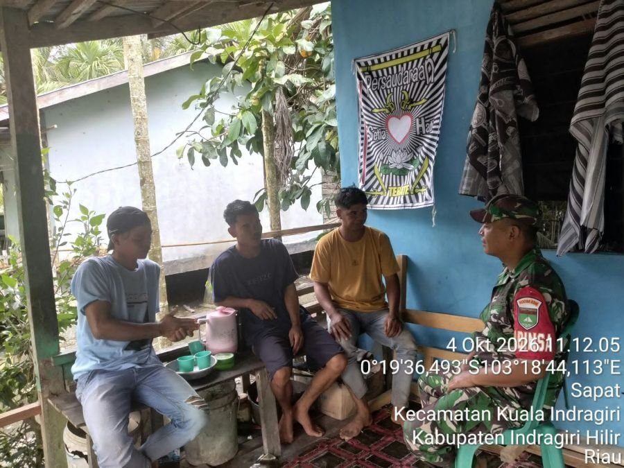 Babinsa Sapat Gelar Komsos, Sampaikan Pesan Kamtibmas dan Wawasan Kebangsaan
