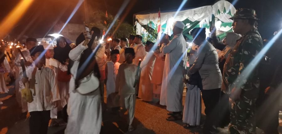 Babinsa Sawang Kawal Pawai Obor, Tahun Baru Islam Berlangsung Khidmat
