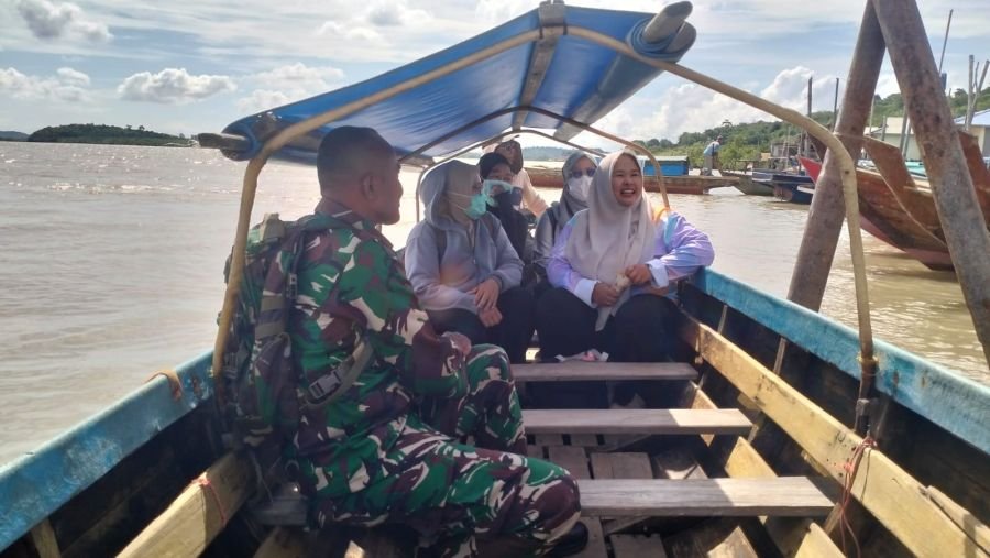 Babinsa Sebele Bantu Warga Menyeberang, TNI Hadir di Tengah Masyarakat