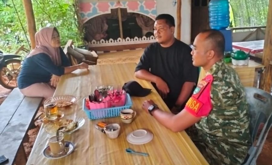 Babinsa Sebele Perkuat Silaturahmi Warga Lewat Komsos di Belat