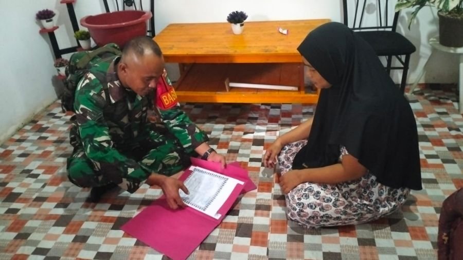 Babinsa Sebele Turun Tangan Bantu Warga Urus Akta Kelahiran Anak