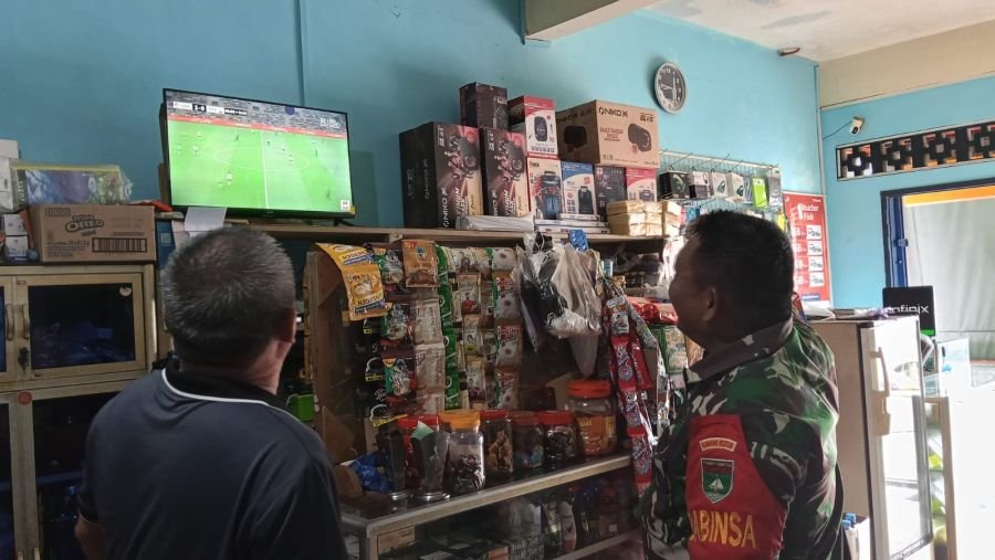 Babinsa Sedanau Satukan Warga Lewat nobar piala dunia