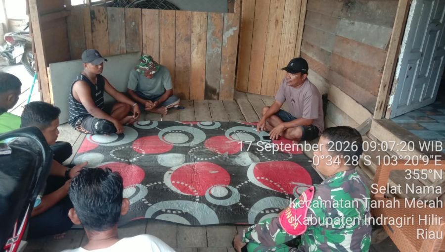 Babinsa Selat Nama Serka Mardia Komsos Bersama Warga, Wujud Kemanunggalan TNI dan Rakyat