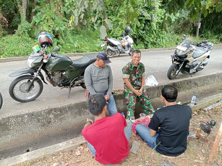 Babinsa Selat Panjang Kota Ajak Warga Perkuat Gotong Royong dan Peduli Kebersihan Lingkungan