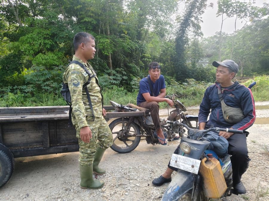 Babinsa Selatpanjang Perkuat Komsos, Ajak Warga Jaga Kerukunan dan Cegah Karhutla