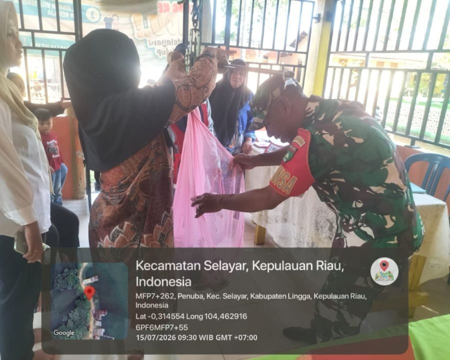 Babinsa Selayar Dampingi Nakes Puskesmas Penuba Periksa Kesehatan Balita di Posyandu PIR