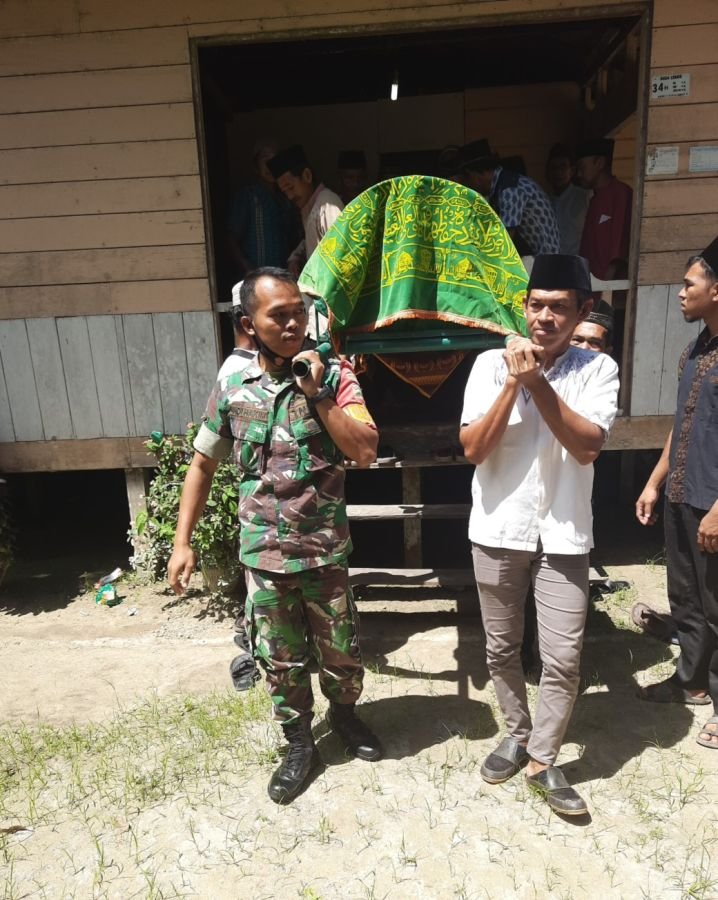 Babinsa Selemam Hadir Saat Duka, Teguhkan Kerukunan Warga