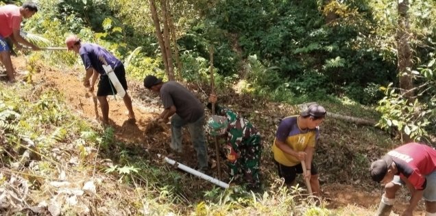 Babinsa Selemam Pimpin Gotong Royong Perbaiki Pipa Air Bersih