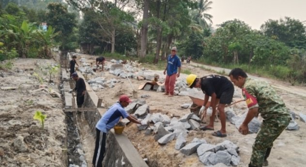Babinsa Selemam Turun Tangan Bantu Warga Bangun Drainase