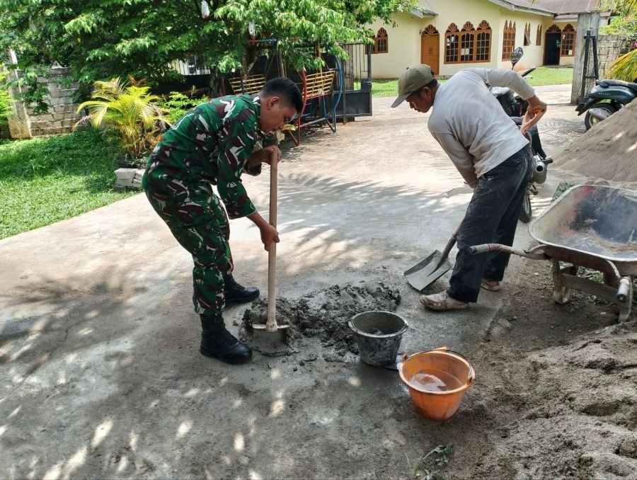 Babinsa semangat Bantu Pembangunan Gedung PKK