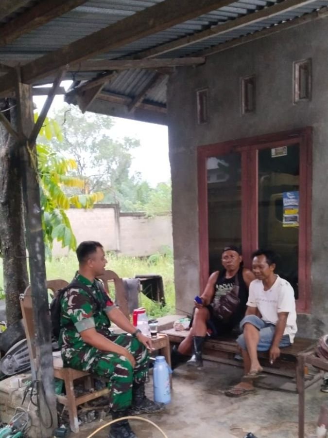 Babinsa Sempatkan Komsos dengan Warga di Sela Pemantauan Wilayah Desa Binaan