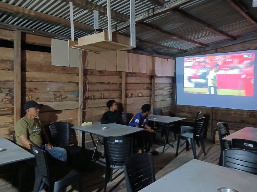 Babinsa Senayang Sulap Euforia Sepak Bola Jadi Momentum Perkokoh Ketahanan Wilayah NKRI*