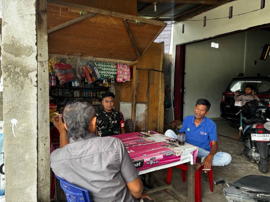 Babinsa Sentajo Raya Perkuat Kedekatan dengan Warga Melalui Komsos