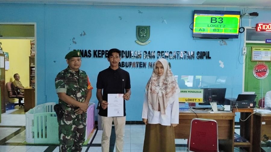 Babinsa Sepempang Dampingi Warga Urus Akta Kelahiran di Natuna