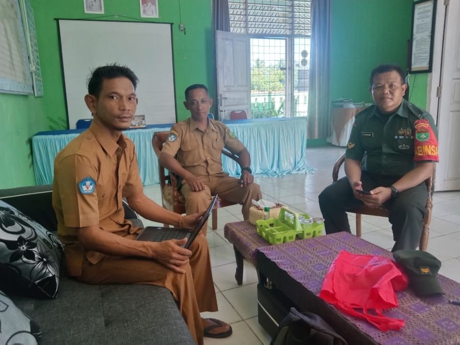 Babinsa Sepempang Perkuat Komunikasi Keamanan di Lingkungan SD Negeri 005