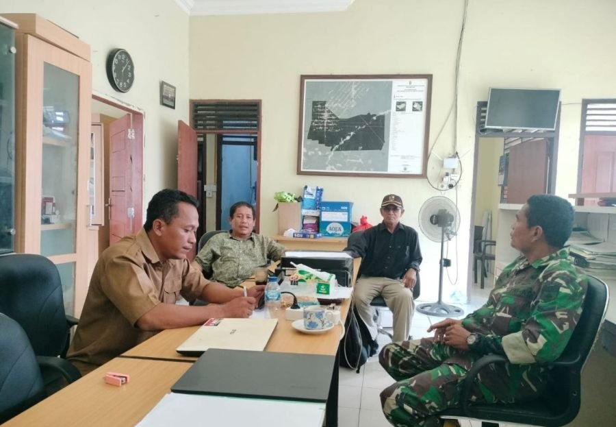 Babinsa Serap Aspirasi Perangkat Desa Sumber Datar Lewat Komsos
