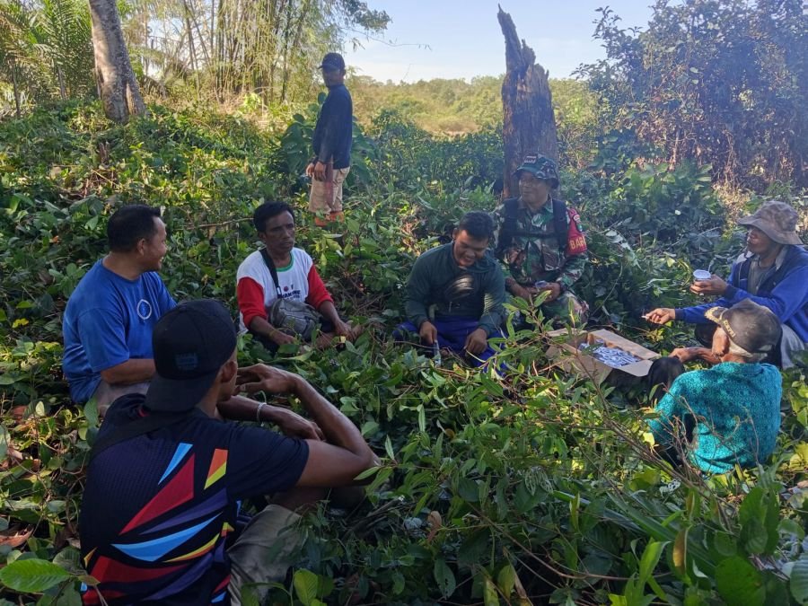 Babinsa Serap Aspirasi Warga Usai Gotong Royong di Sungai Buluh