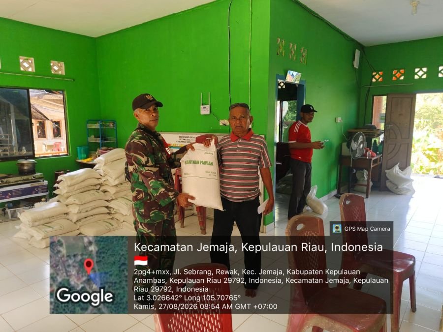 Babinsa Serda Binran Dampingi Penyaluran Bantuan Beras untuk 104 KPM di Desa Rewak