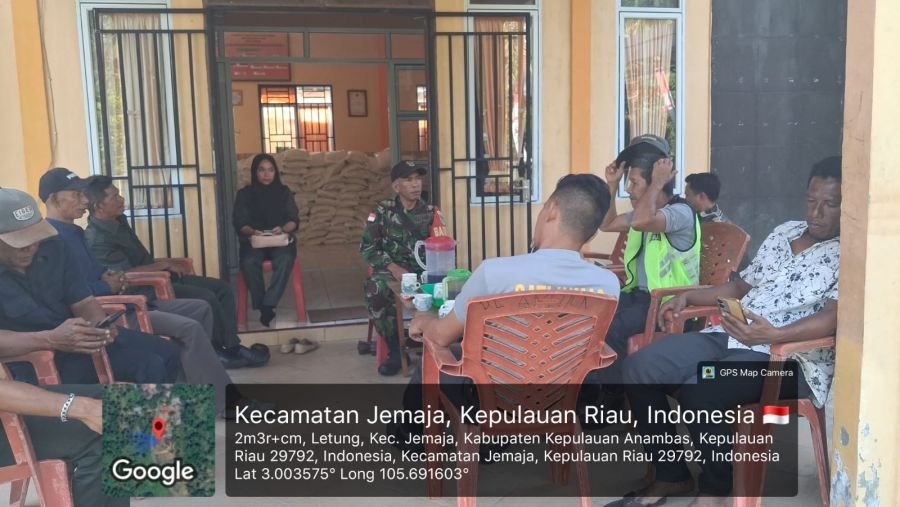 Babinsa Serda Binran dan Pemdes Landak Bahas Rencana Pengecekan Bank Penampungan Air Bersih