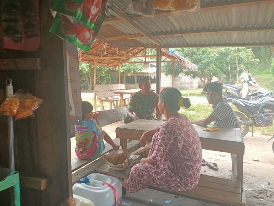 Babinsa Serda Jama Anur Laksanakan Komsos Bersama Warga Desa Pulau Jambu, Bahas Pelestarian Budaya