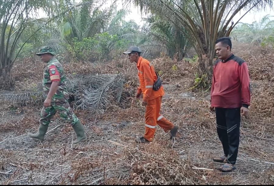 Babinsa Serda Khairul S. Bersama Warga Perkuat Patroli Cegah Karhutla di Sumber Jaya