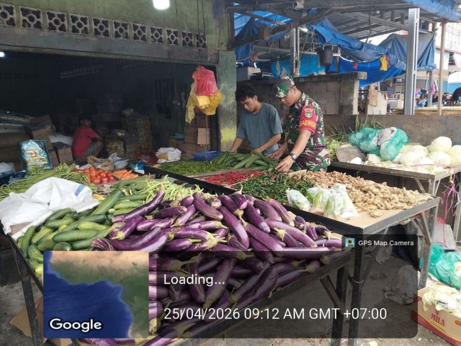 Babinsa Serda Sirait Pantau Harga Sembako, Tekankan Kebersihan Pasar