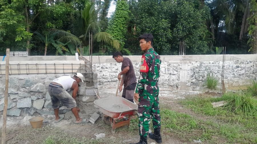 Babinsa Serda Widi Anugrah Kawal Pembangunan Koperasi Merah Putih di Rumbai Barat