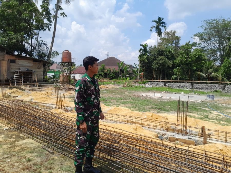 Babinsa Serda Widi Anugrah Monitor Pembangunan KDKMP di Muara Fajar Timur, Progres Capai 4,98 Persen