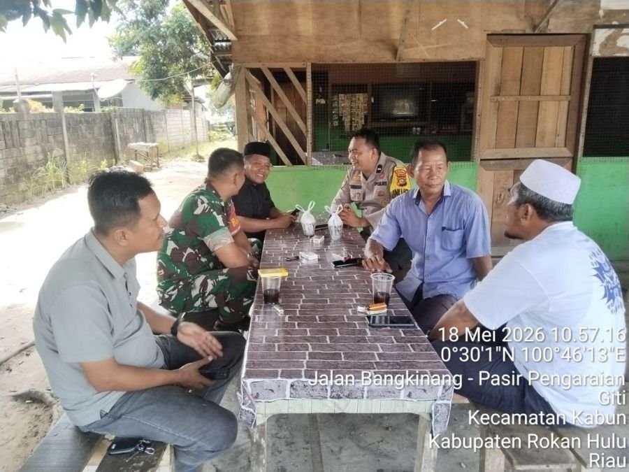 Babinsa Serda Yuliandi Ajak Warga Desa Giti Aktif Berkomunikasi dan Jaga Kedamaian