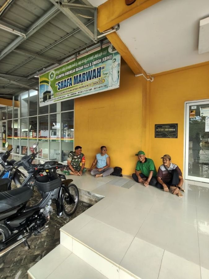 Babinsa Seresam Perkuat Kedekatan Dengan Warga Lewat Komsos Santai