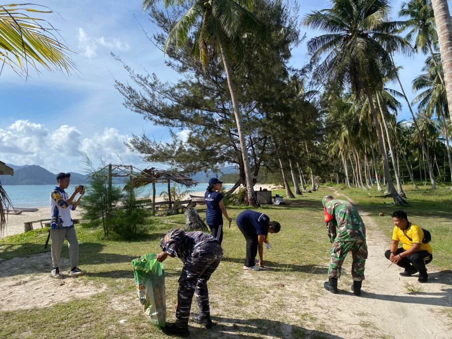 Babinsa Serka Didih Bersama Mahasiswa UGM dan Warga Bersihkan Sampah di Padang Melang