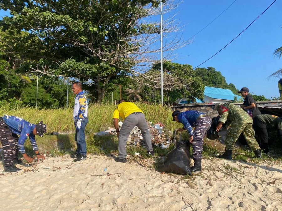 Babinsa Serka Didih Sukiadi Turun Bersihkan Pantai Berhala, Gandeng Lintas Instansi Jaga Kebersihan