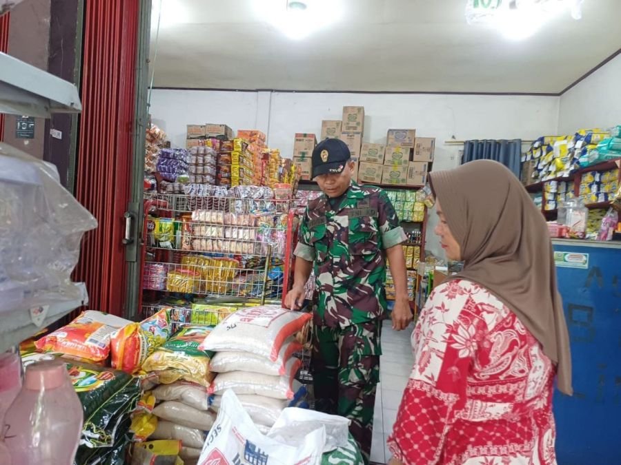 Babinsa Serka Efison Kunjungi Toko Sembako Warga Desa Pasar Inuman