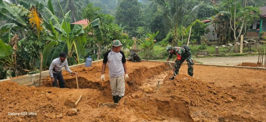 BABINSA SERKA HENDRY PURWANTO MELAKSANAKAN PENGAWASAN SERTA MEMBANTU PEKERJA PEMBANGUNAN KOPERASI DE