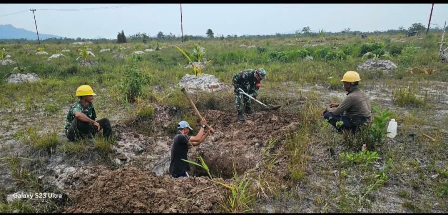 Babinsa Serasan Bantu Warga Buat Sumur, Lahan Kosong Disiapkan untuk Kebun Kelapa