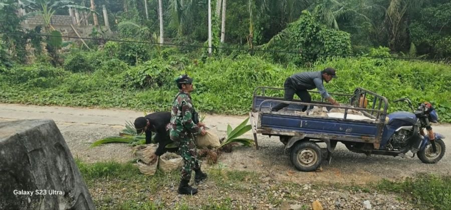 Babinsa Serasan Turun Tangan Bantu Pembangunan Koperasi Desa Merah Putih