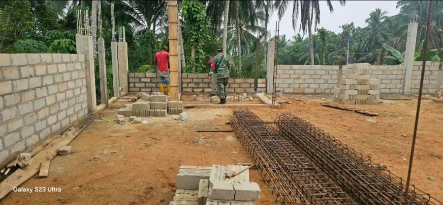 Babinsa Serka Hendry Purwanto Kawal Pembangunan Koperasi Merah Putih di Natuna