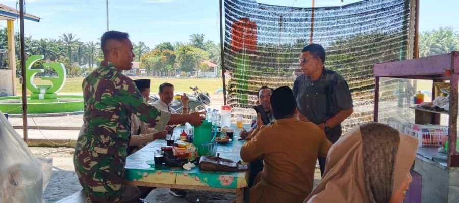 Babinsa Serka Supriono Perkuat Sinergi Lewat Komsos Bersama Perangkat Desa Sungai Sirih