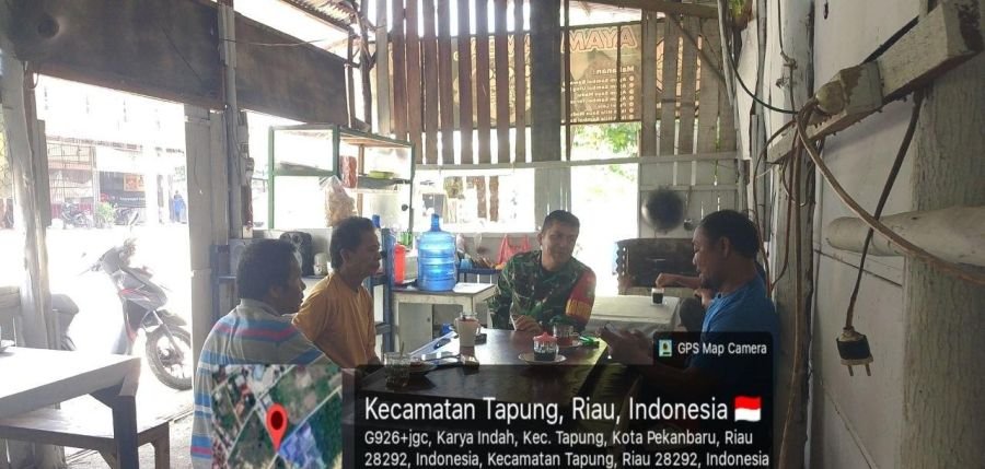 Babinsa Serka Toni Efendi memanfaatkan momen kebersamaan dengan warga untuk menjalin komsos.