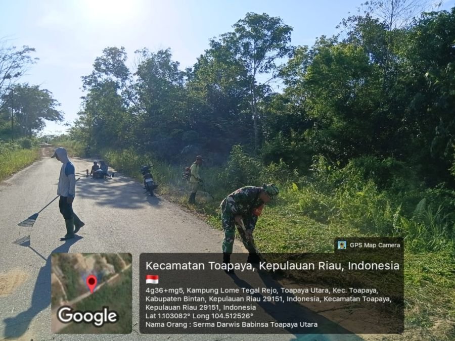 Babinsa Serma Darwis Pimpin Gotong Royong Bersihkan Jalan dan Parit di Toapaya Utara
