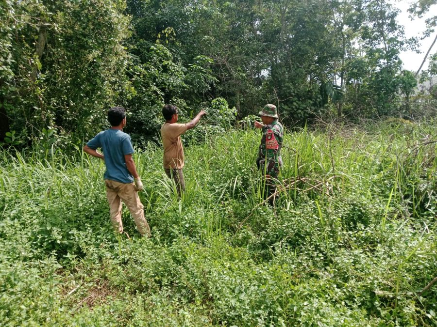Babinsa Serma E. Sembiring Keliling Kampung Bantar Cegah Kebakaran Lahan