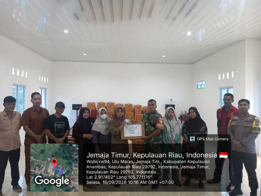 Babinsa Serma Edi Dampingi Penyaluran BLT untuk 10 KPM di Ulu Maras