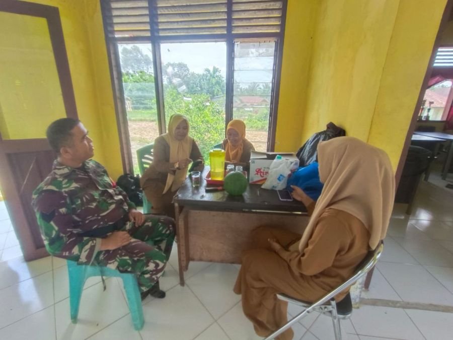 Babinsa Serma Edi Fitra komsos bersama UPTD Pertanian
