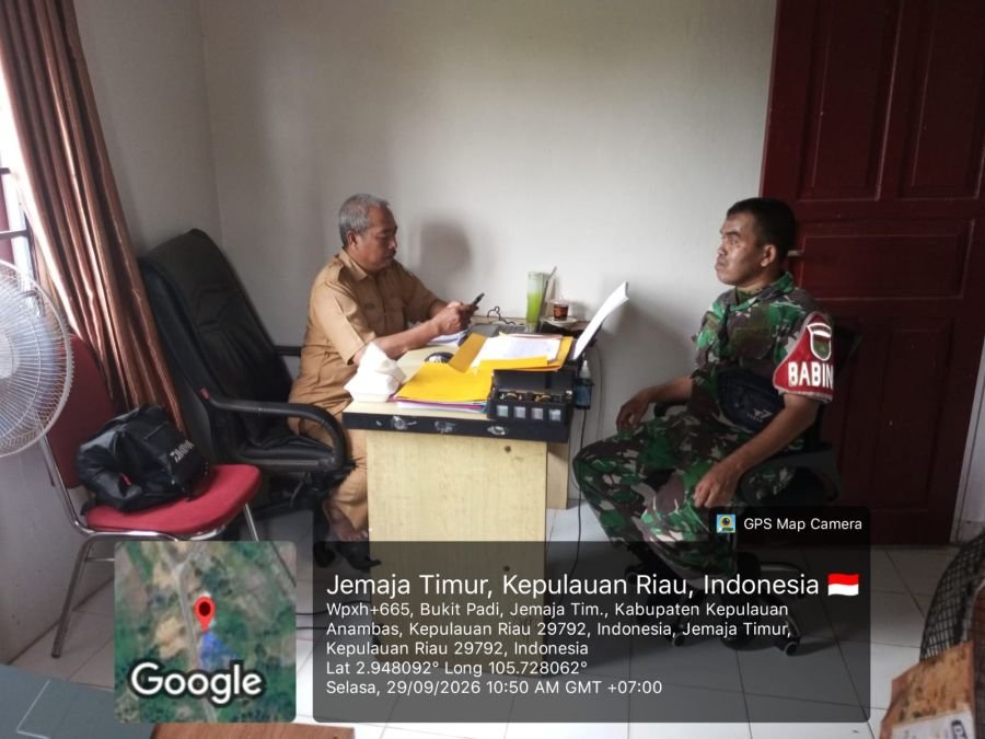 Babinsa Serma Edi Sucipto dan Staf Desa Bukit Padi Data Warga yang Belum Memiliki Akta Kelahiran