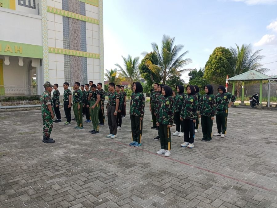 Babinsa Serma Tanjung latih kedisiplinan siswa melalui latihan baris-berbaris