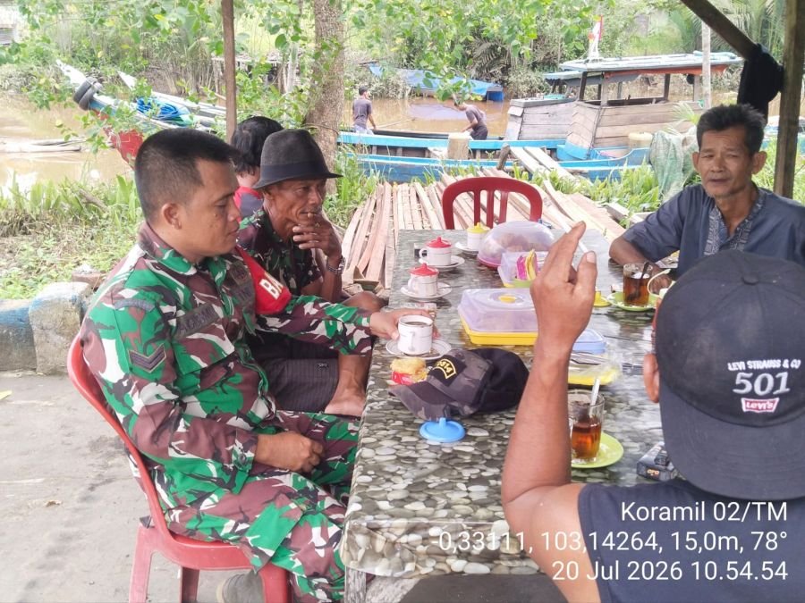 Babinsa Koramil 02/TM Perkuat Kemanunggalan TNI Bersama Warga