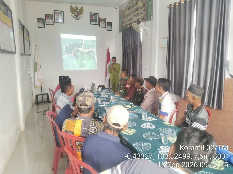 Babinsa Sertu Agusmi Harianto Dampingi Pembentukan Satuan Komando Pengendalian Karhutla di Desa Tanj