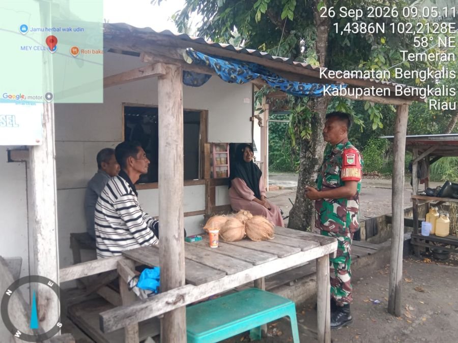 Babinsa Sertu Amroni melaksanakan Komsos Kampung Pancasila di desa Damai kec Bengkalis kabupaten Ben