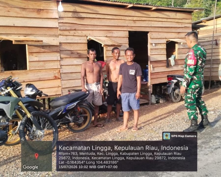 Babinsa Sertu Andrianto Pantau Perbaikan Jalan Menuju Pelabuhan Sei Tenam, Ingatkan Keselamatan Kerj